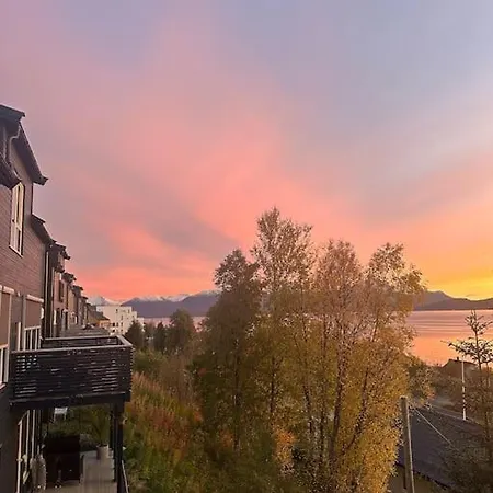 Gorgeous 3 Bedrooms House In Tromsoe With Amazing View 度假居 *