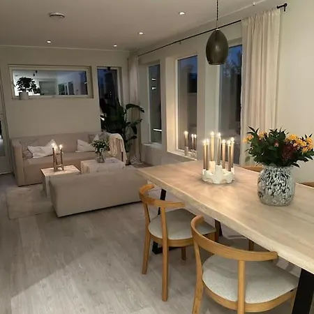 Gorgeous 3 Bedrooms House In Tromsoe With Amazing View 度假居 特罗姆瑟
